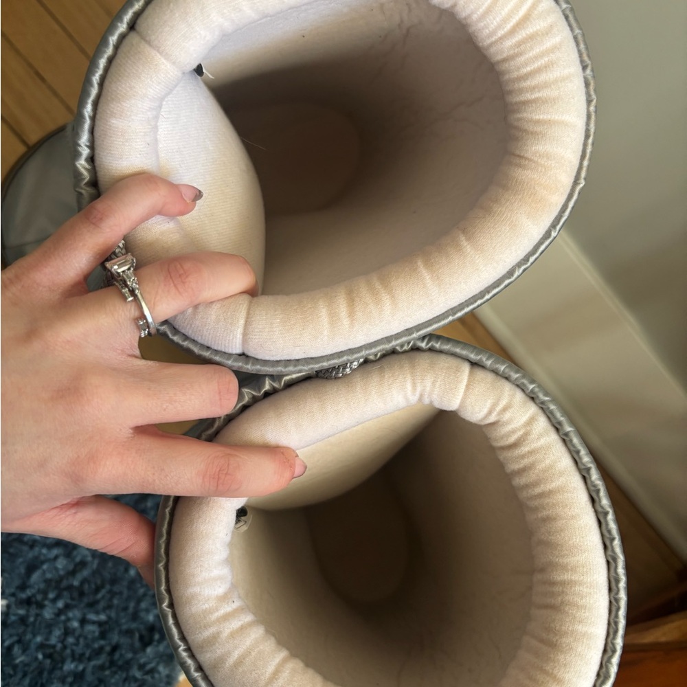 ICON GLANCE SILVER SATIN MOON BOOTS - Picture 6 of 7